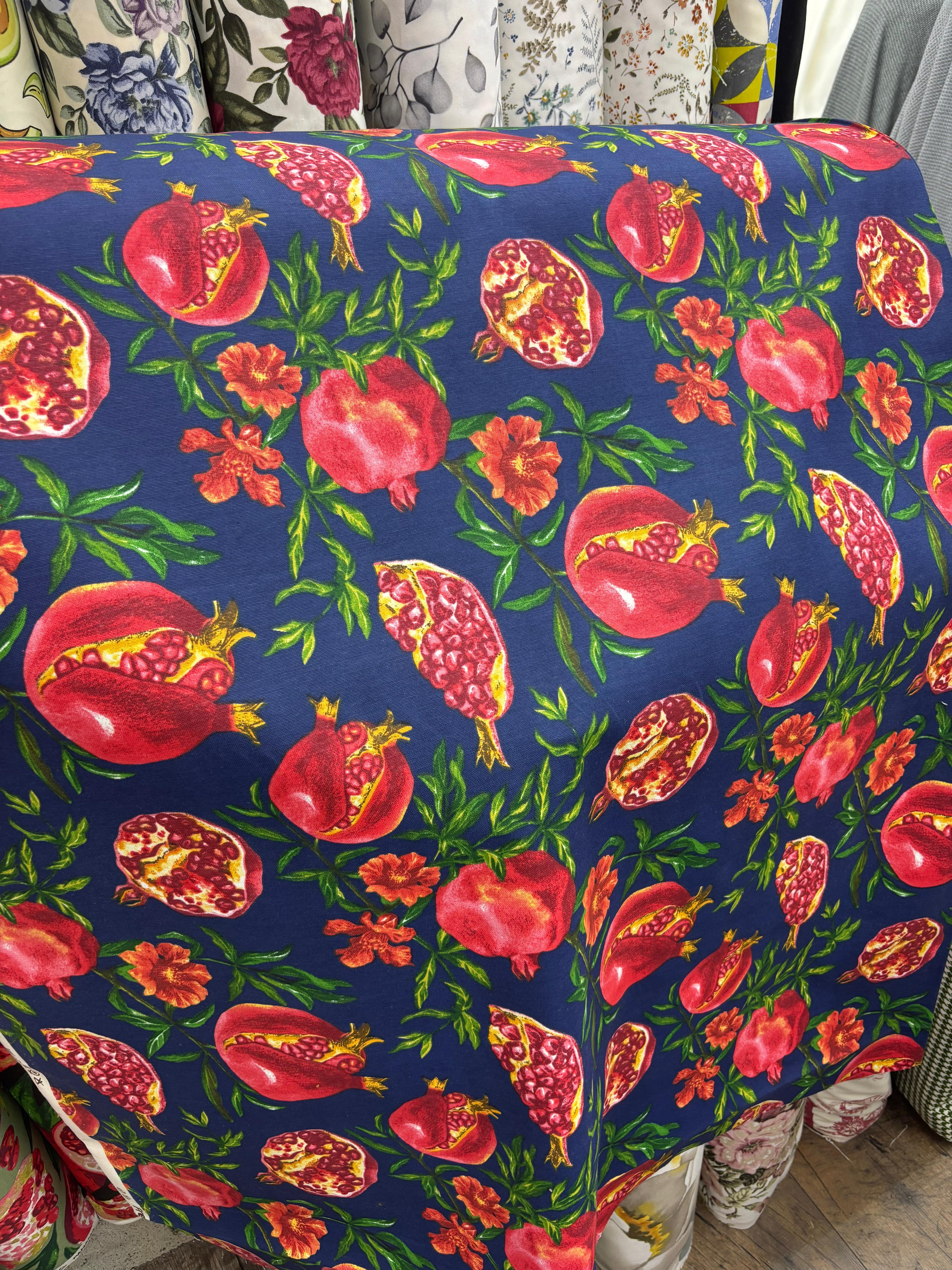 בד קנבס רימונים רקע כחול 