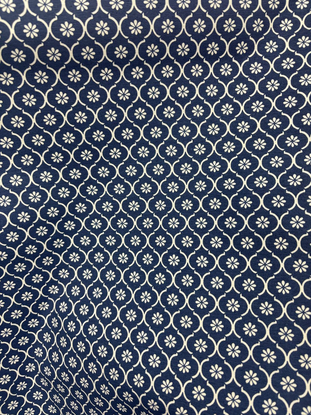 קנבס פרחים קטנים רקע כחול