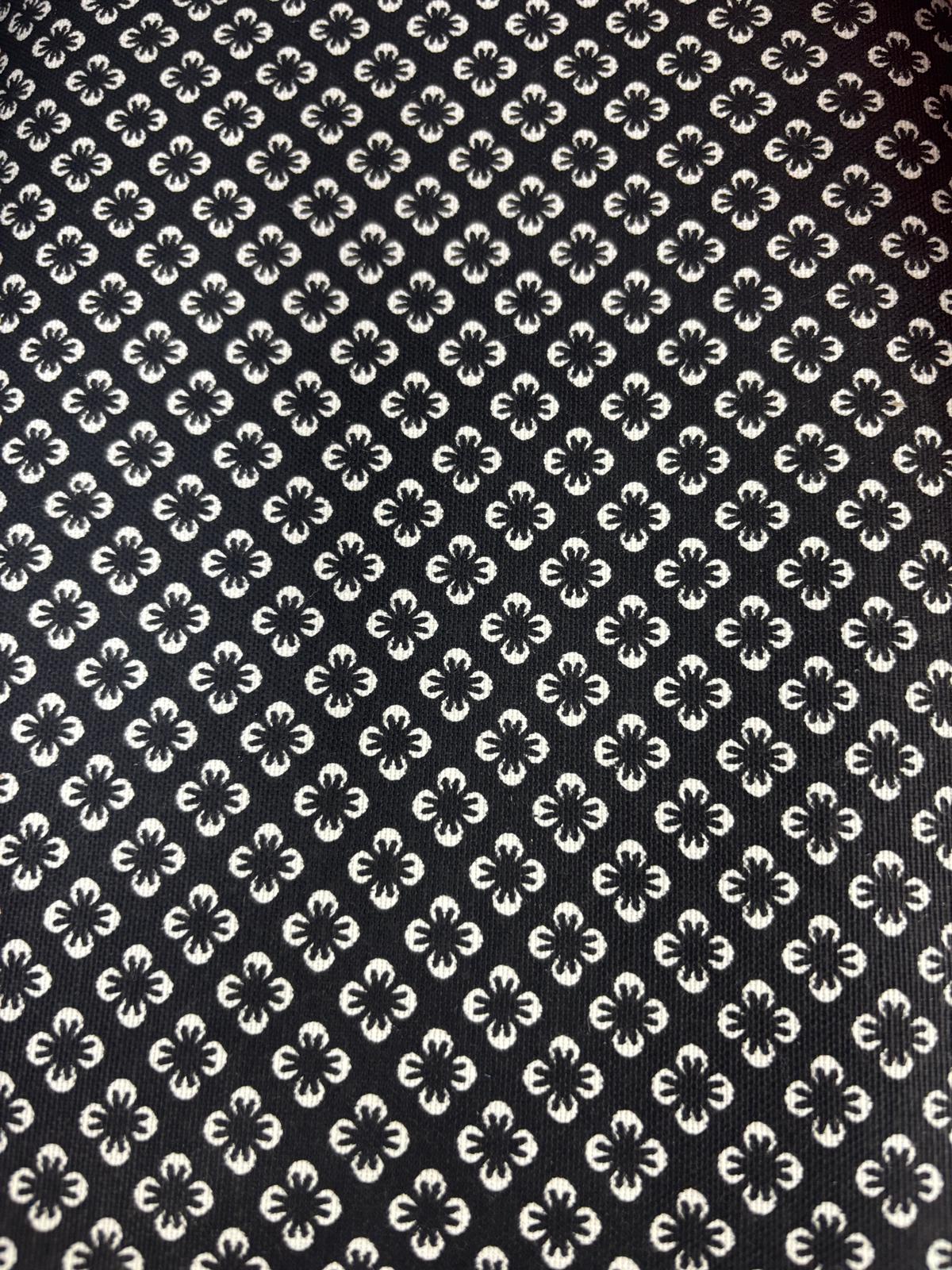 קנבס פרחים קטנים רקע שחור