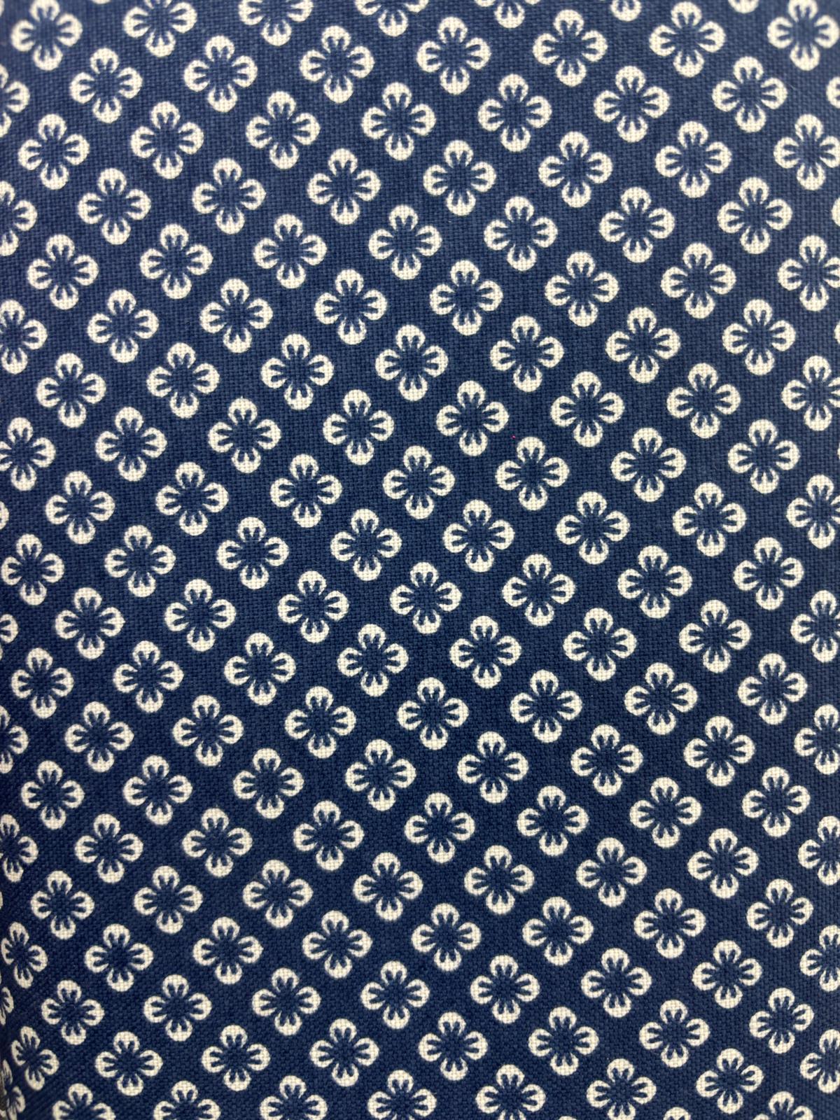 קנבס פרחים קטנים רקע כחול