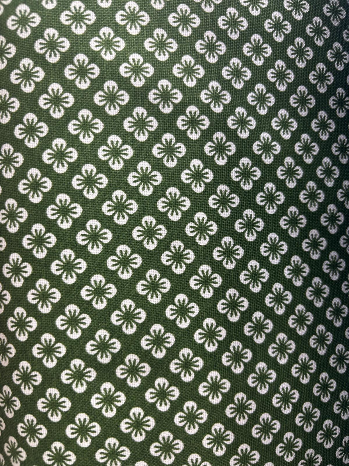 קנבס פרחים קטנים רקע ירוק