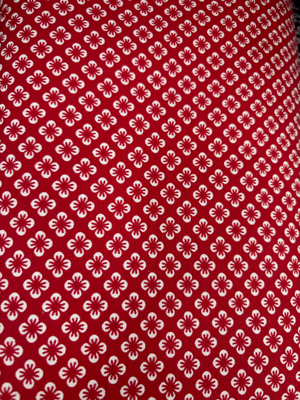 קנבס פרחים קטנים רקע אדום