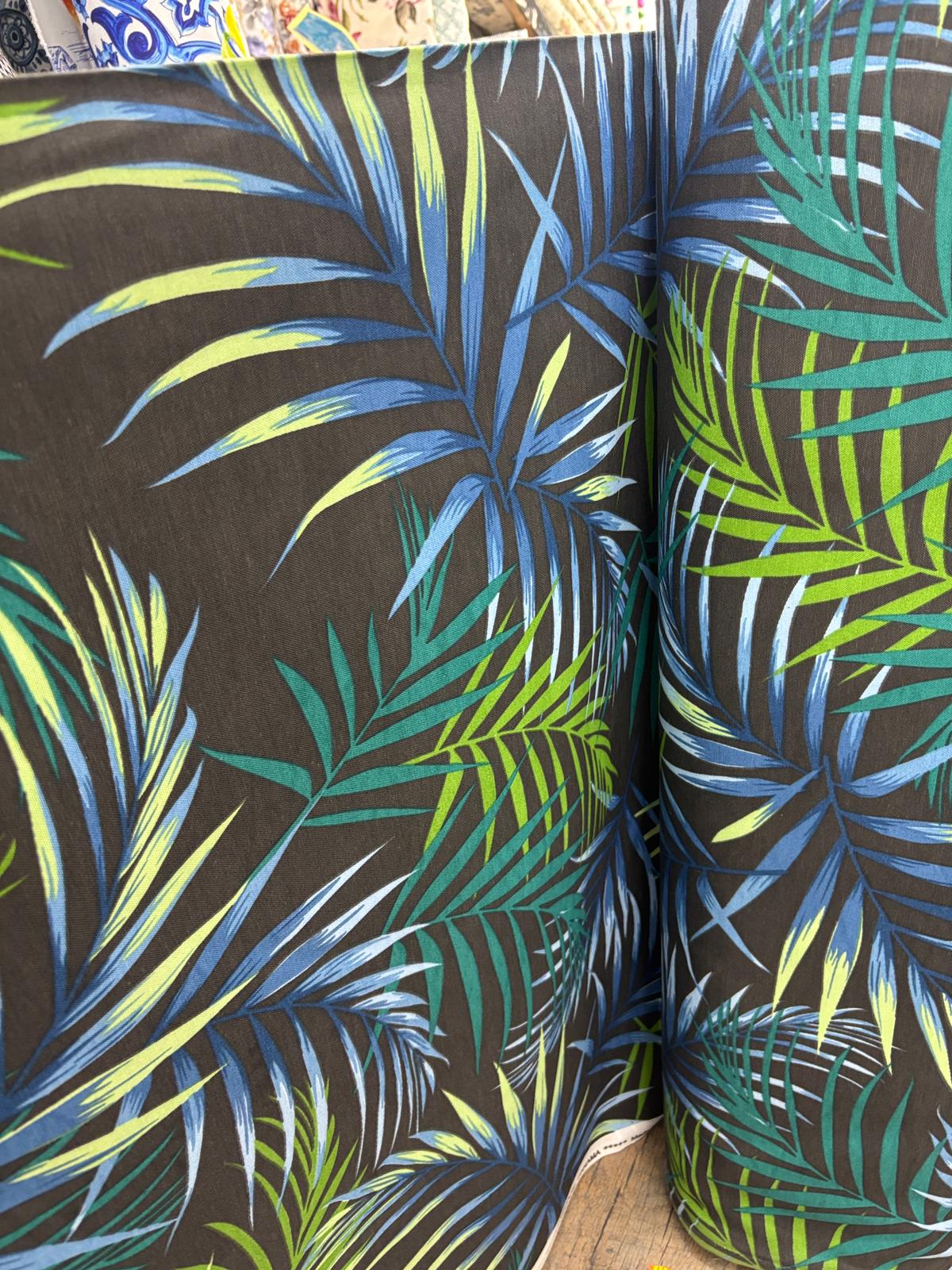 קנבס עלים רקע שחור