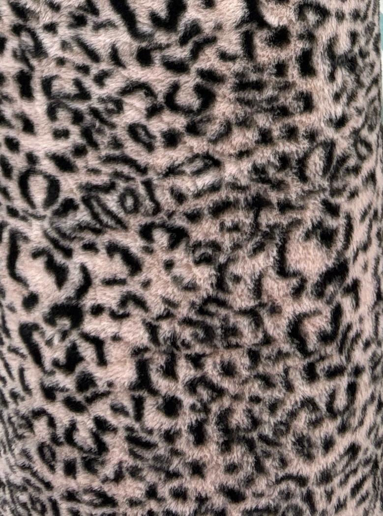 בד פרווה מנומר רקע ורדרד