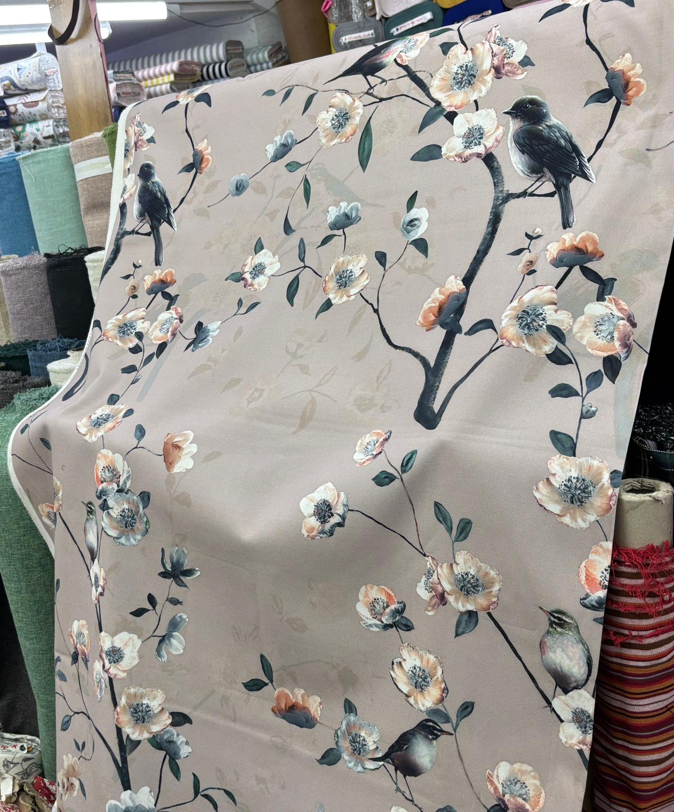 בד קנבס דוחה נוזלים פרחים וציפורים